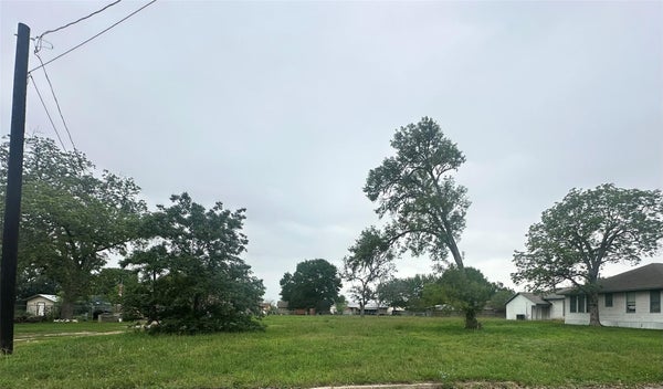 EDGAR ST, YOAKUM, TX 77995 - Image b2c1b6445734cebe84b6cd96affbf3a4/2260116384