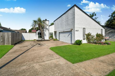 Homes For Sale - 11527 Deep Meadow Drive<br/> Houston, TX 77064