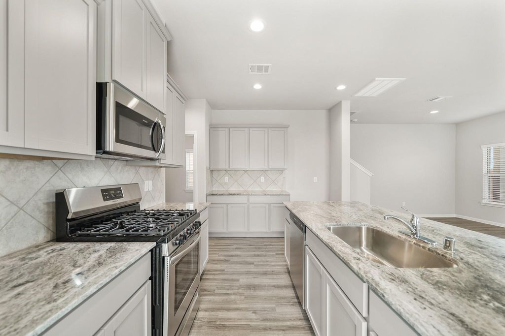 Photo of 835 Red Oakland Drive, Houston, TX 77090 (MLS # 39030320)
