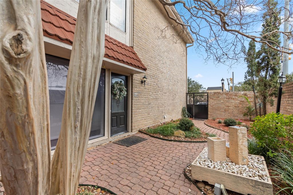 Photo of 6728 Buffalo Speedway, West University, TX 77005 (MLS # 31145094)