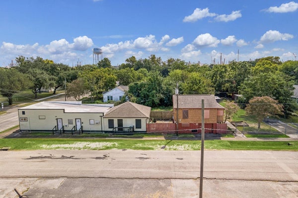 2507 3RD AVE N, TEXAS CITY, TX 77590 - Image b2f1bfa2ca8f1bb0bcb08f3067a50585/2955771071