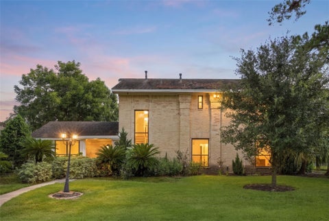 Photo of 2711 Williamsburg Drive, Dickinson, TX 77539 (MLS # 81607671)