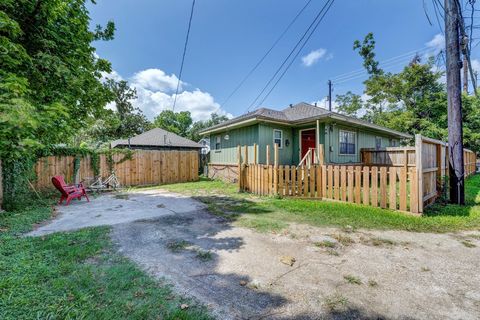 Tiny photo for 2804 Arlington Street, Houston, TX 77008 (MLS # 76848339)