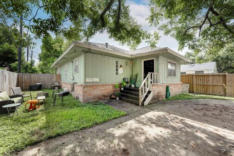 Tiny photo for 2804 Arlington Street, Houston, TX 77008 (MLS # 76848339)