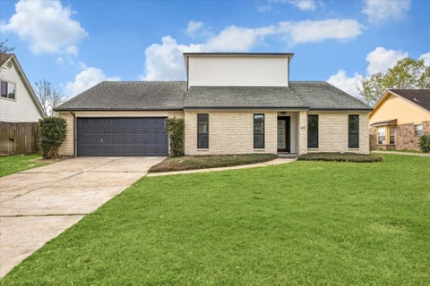 Homes For Sale - 607 Tanglewood Drive<br/> Galveston County, Friendswood, TX 77546