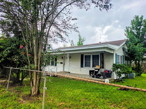Homes For Sale - 300 S Sandra Street<br/> Conroe, TX 77301