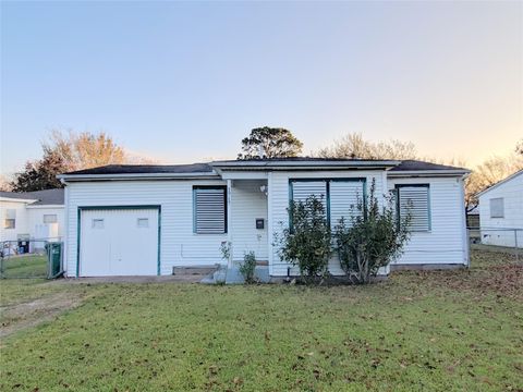 Homes For Rent - 1717 Hawthorne Street<br/> La Marque, TX 77568