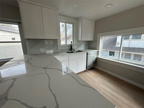Photo of 615 Pacific Street, Houston, TX 77006 (MLS # 11593894) Photo of 615 Pacific Street, Houston, TX 77006 (MLS # 11593894)