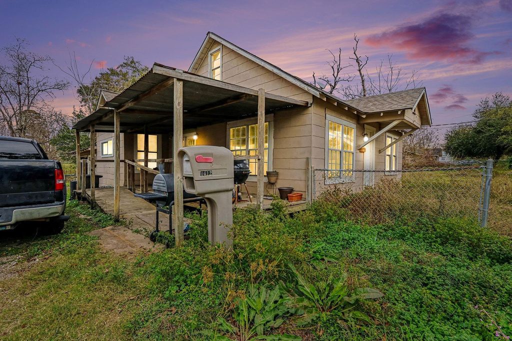 Photo of 1012 Clear Lake Road, Highlands, TX 77562 (MLS # 26198913)
