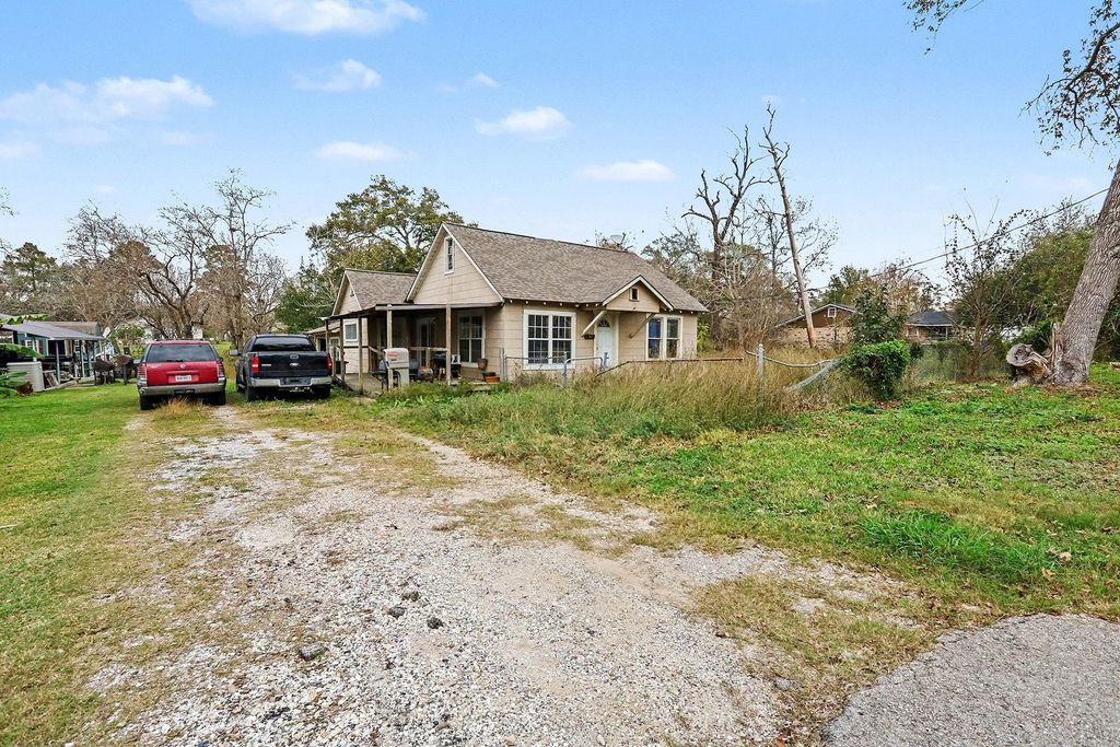 Photo of 1012 Clear Lake Road, Highlands, TX 77562 (MLS # 26198913)