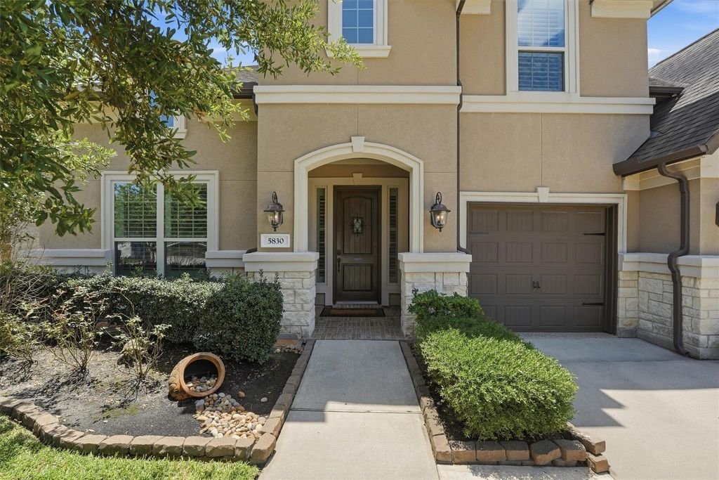 Photo of 5830 Vineyard Creek Lane, Houston, TX 77365 (MLS # 8261526)