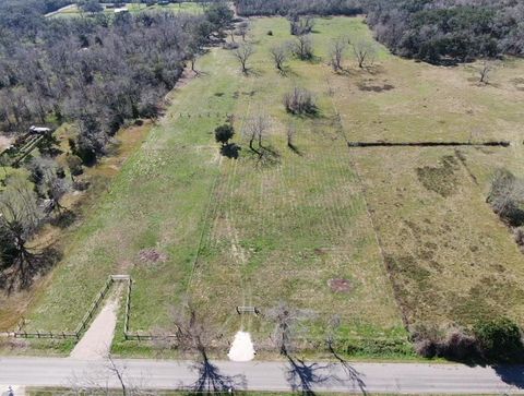 Photo of 320 W Pleasant Street, Brazoria, TX 77422 (MLS # 43939482)