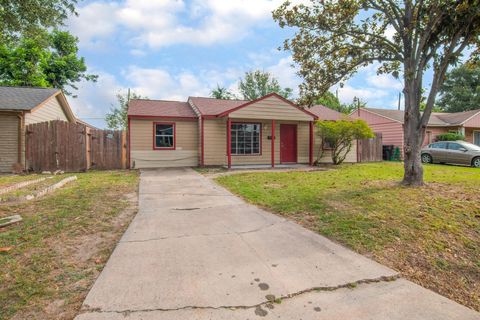 Photo of 3322 Mccrarey Drive, Houston, TX 77088 (MLS # 82067907)