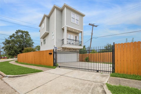 Photo of 2032 Spenwick Drive, Houston, TX 77055 (MLS # 98253674)