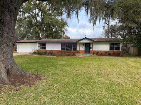 Homes For Sale - 306 Oak Drive<br/> Lake Jackson, TX 77566