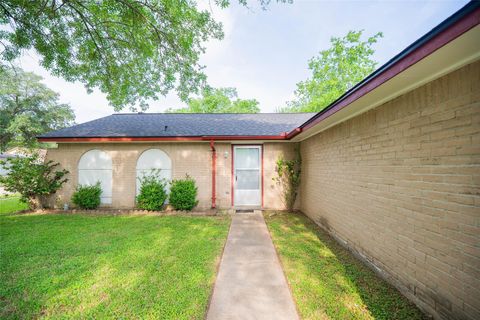 Photo of 7603 Wovenwood Ln Ln, Houston, TX 77041 (MLS # 25837323)