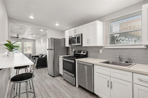 1028 AVENUE K APT 3, GALVESTON, TX 77550 - Image b39fe2a4e9437a1d9f680fd2c4fbd364/3125264762