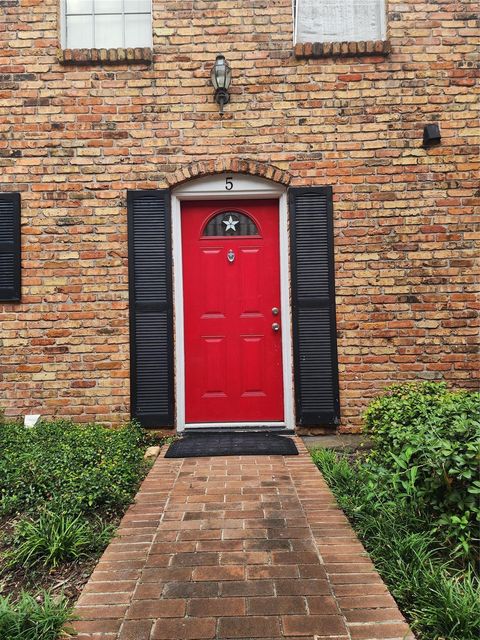 Photo of 2710 Briarhurst Drive #5, Houston, TX 77057 (MLS # 6610417)