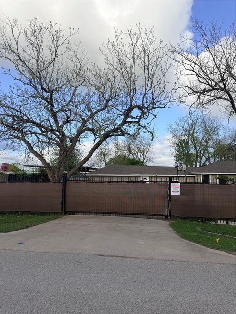 Photo of 13217 Player Street #B, Houston, TX 77045 (MLS # 76081940)