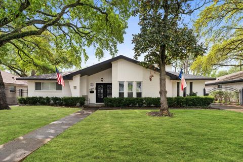 Photo of 5511 Queensloch Drive, Houston, TX 77096 (MLS # 74747858)