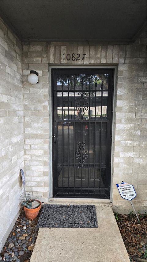 Photo of 10827 S Braes Bend Dr Dr, Houston, TX 77071 (MLS # 76216583)
