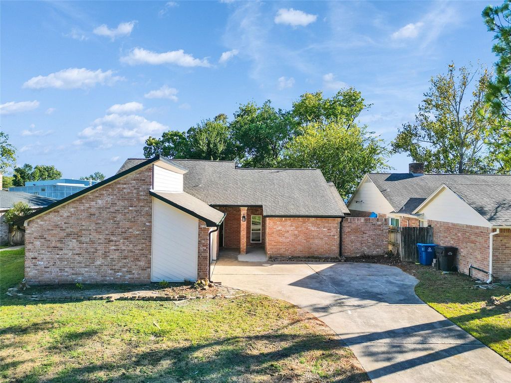 Photo of 6303 Greenway Forest Lane, Houston, TX 77088 (MLS # 25645583)