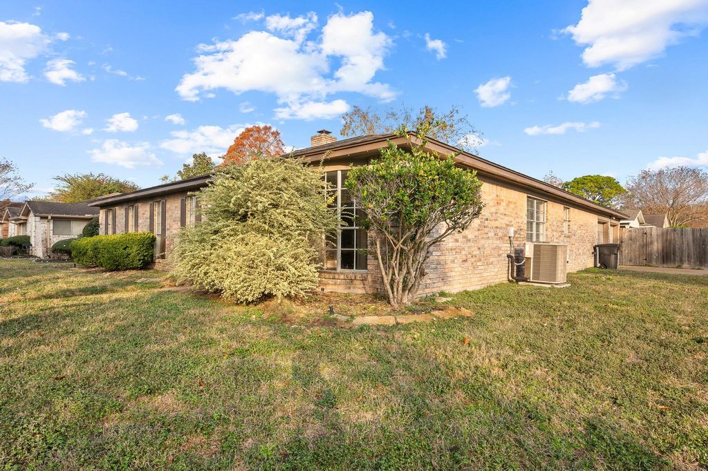 Photo of 9302 Claridge Drive, Houston, TX 77031 (MLS # 33334978)