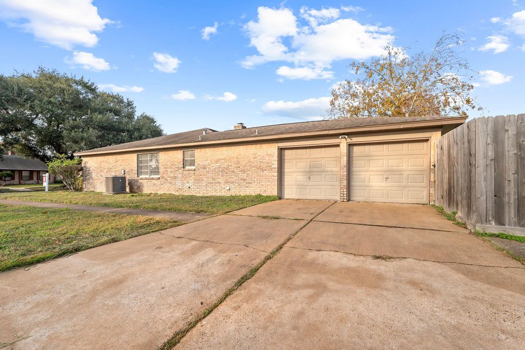 Photo of 9302 Claridge Drive, Houston, TX 77031 (MLS # 33334978)