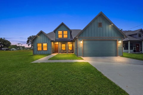 Photo of 614 Austin Street, West Columbia, TX 77486 (MLS # 81613376)