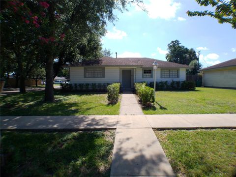 Tiny photo for 1301 Glenmore Drive, Pasadena, TX 77503 (MLS # 88708948)