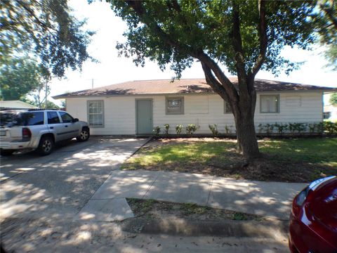 Tiny photo for 1301 Glenmore Drive, Pasadena, TX 77503 (MLS # 88708948)