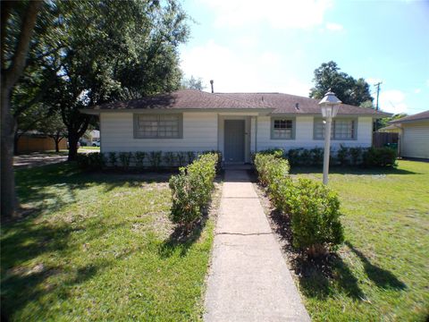 Tiny photo for 1301 Glenmore Drive, Pasadena, TX 77503 (MLS # 88708948)