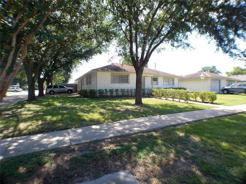 Tiny photo for 1301 Glenmore Drive, Pasadena, TX 77503 (MLS # 88708948)