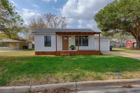 Photo of 314 S Ridge Street, Hallettsville, TX 77964 (MLS # 16004869)