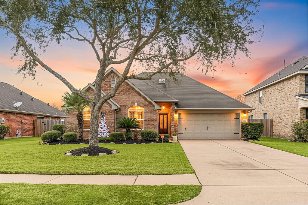 Photo of 7511 Quiet Trace Lane, Pearland, TX 77581 (MLS # 88385609)