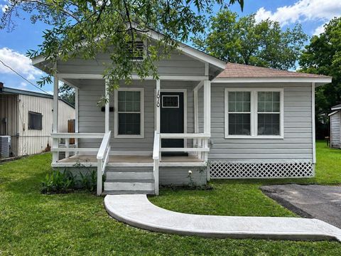 Photo of 1010 Palestine Street, Conroe, TX 77301 (MLS # 93745964)