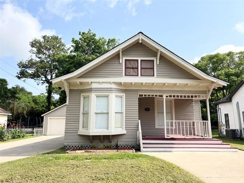 Photo of 421 E Myrtle Street, Angleton, TX 77515 (MLS # 42225118)