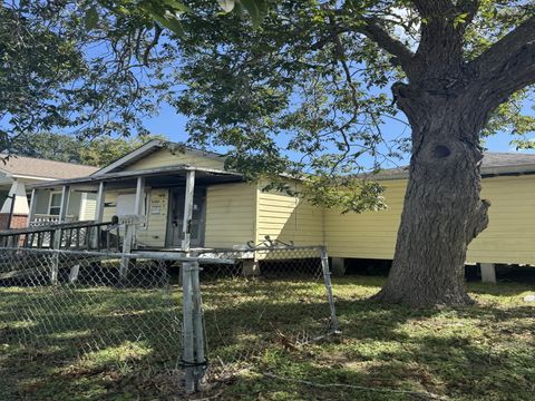 Photo of 5407 Avenue O, Galveston, TX 77551 (MLS # 96097518)