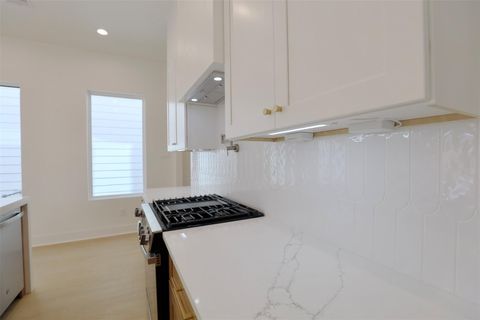 Tiny photo for 136 E 37th Street, Houston, TX 77018 (MLS # 27092296)