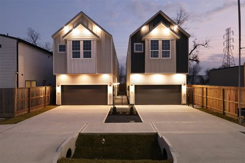 Tiny photo for 136 E 37th Street, Houston, TX 77018 (MLS # 27092296)