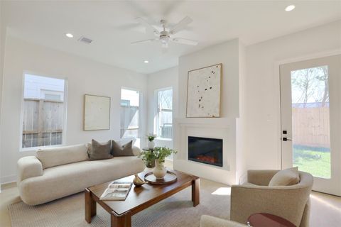 Tiny photo for 136 E 37th Street, Houston, TX 77018 (MLS # 27092296)