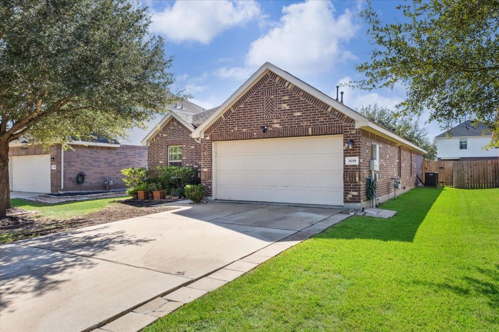 Photo of 3039 Boxwood Springs Lane, Dickinson, TX 77539 (MLS # 39312258)