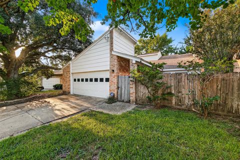 Photo of 812 Fleetwood Place Drive, Houston, TX 77079 (MLS # 82771986)