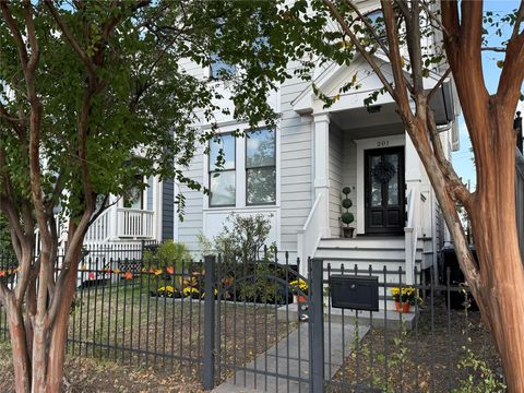 Photo of 201 W 24th Street, Houston, TX 77008 (MLS # 54247575)