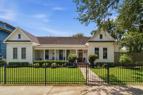 Homes For Rent - 220 W 10th Street<br/> Houston, TX 77008