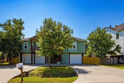 Photo of 2205 Rimrock Street, Kemah, TX 77565 (MLS # 69261048)