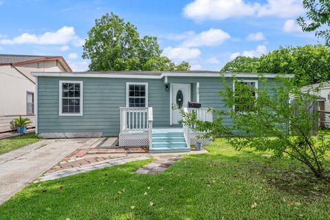Photo of 820 12th Avenue N, Texas City, TX 77590 (MLS # 73344197)