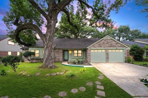 Photo of 5619 Sheraton Oaks Drive, Houston, TX 77091 (MLS # 10919221)