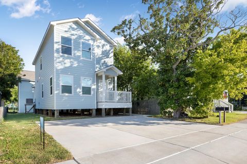 Photo of 4020 Avenue N 1/2 #Front, Galveston, TX 77550 (MLS # 14879941)