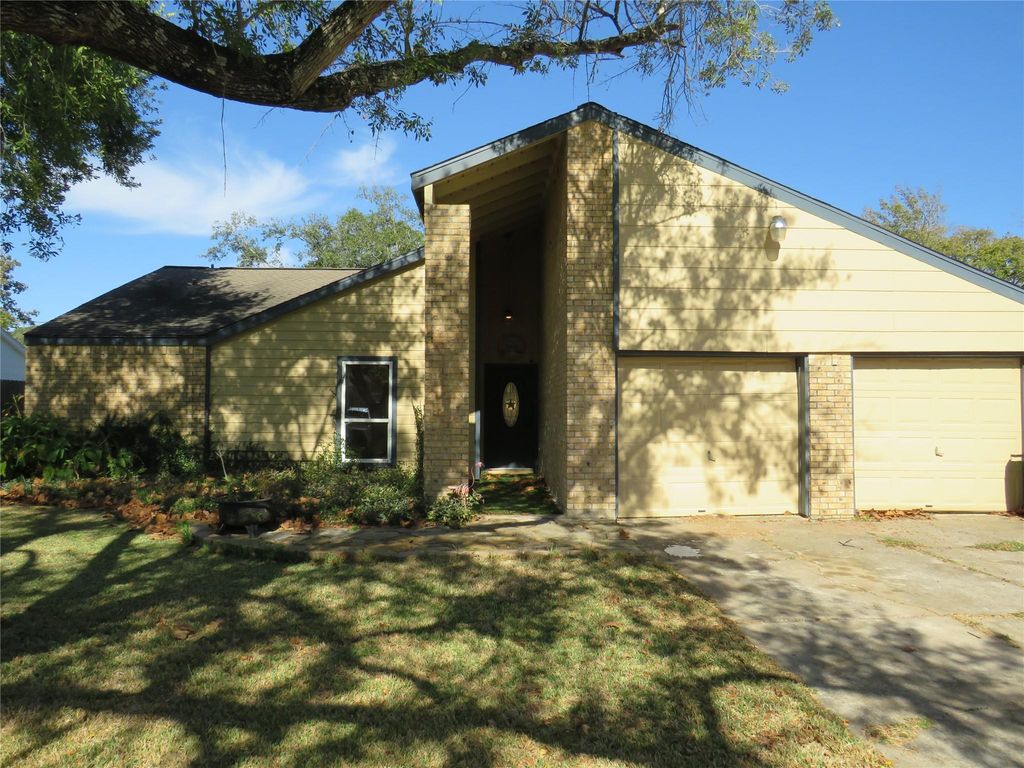 Photo of 1112 N Heron Drive, Seabrook, TX 77586 (MLS # 50004324)